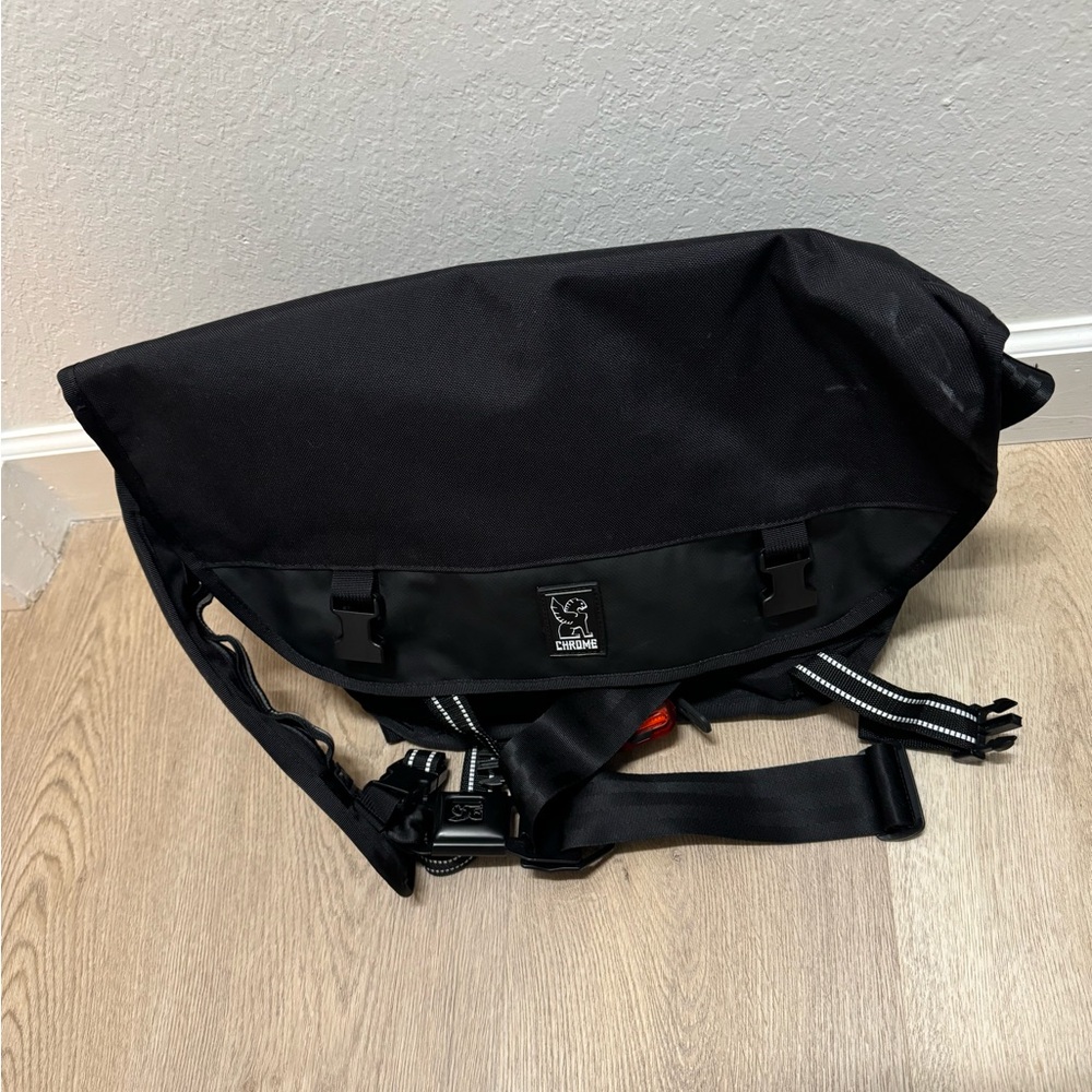 Chrome mini metro messenger bag
